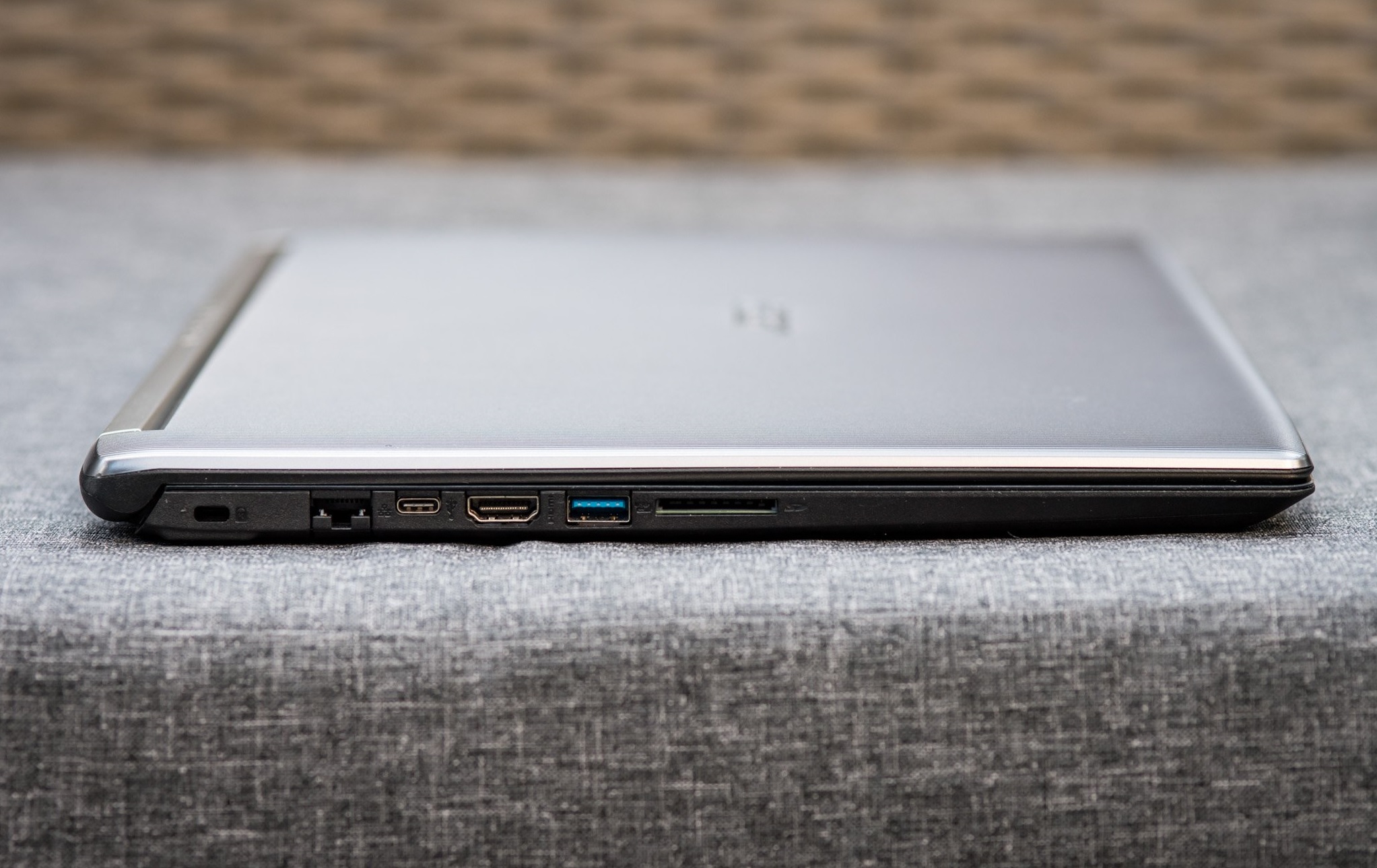 Lề trái Acer Aspire 5 Lề trái Acer Aspire 5